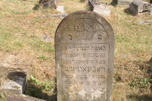 The epitaph of Rahame Rabinowicz records her date of death as: "She departed in a good name on Thursday, 9 Elul year 5669 as the abbreviated era [13 August 1909]." The word for 'year' is abbreviated. Bagnowka