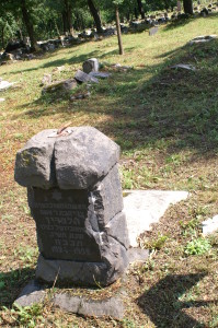 The epitaph of Tsviah Halperin preserves her date of death (1951) in Hebrew, adding her year of birth and death in Arabic numerals. Bagnowka, section 23.