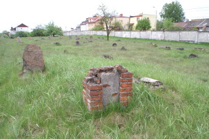 Remains of grotto style tombstone in Bagnowka Section 6.